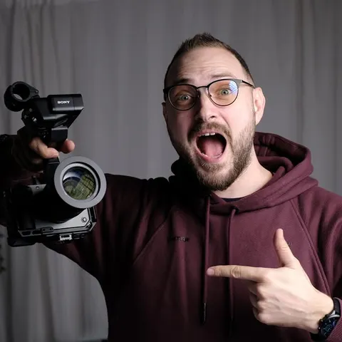 Часове преди новата 2026-та искам да ви благодаря и тук, но благодарности заслужава и моята камерка. Вече почти две години ми служи, като само батерията леко издъхва. Страхотна машинка, чрез която успявам да изразя себе си и да заснема повечето от нещата, които Ви показвам! Весело посрещане готини хора! Целувам ви по челата 😘😇✌️
#359zing #sonyfx30 #sonyalpha #sofia❤️ #bulgaria