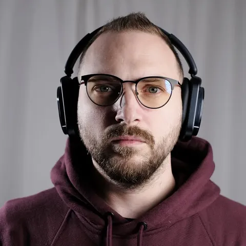 Това са слушалки, които са яки…по един свой начин, леко хипстереят, но имат скандални функции, бутони и звучене. Имам видео за тях - @nothing Headphone (1)! Изгледайте го в YouTube канала ми 😇🙏
#359zing #nothing #nothingheadphone1 #headphones